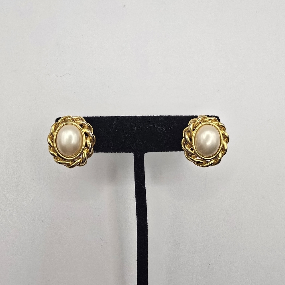 VINTAGE 1980'S CINER OVAL FAUX PEARL TWIST GOLD-PLATED POST EARRINGS